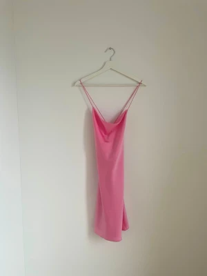 Superfin rosa klänning från Nelly.com! - Älskar!!!! en rosa jätte gullig klänning från Nelly.com i storlek L. Bilden visar inte rättvisa för hur fin denna klänning är - men den har öppen rygg. Satin material, köparen står alltid för frakt!📦 💗 (perfekt att ha en sommarkväll med en kofta över) 