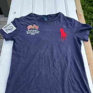 Ralph lauren t shirt - Riktigt fet sällsynt Ralph lauren t-shirt Nypris ca 1200kr skriv vid funderingar 🙌