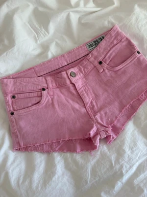 Rosa jeansshorts från Crocker - Rosa jeansshorts💕jätte snygga och passar jättebra till sommaren🌷🌷Se midjemått på bilderna!! W29