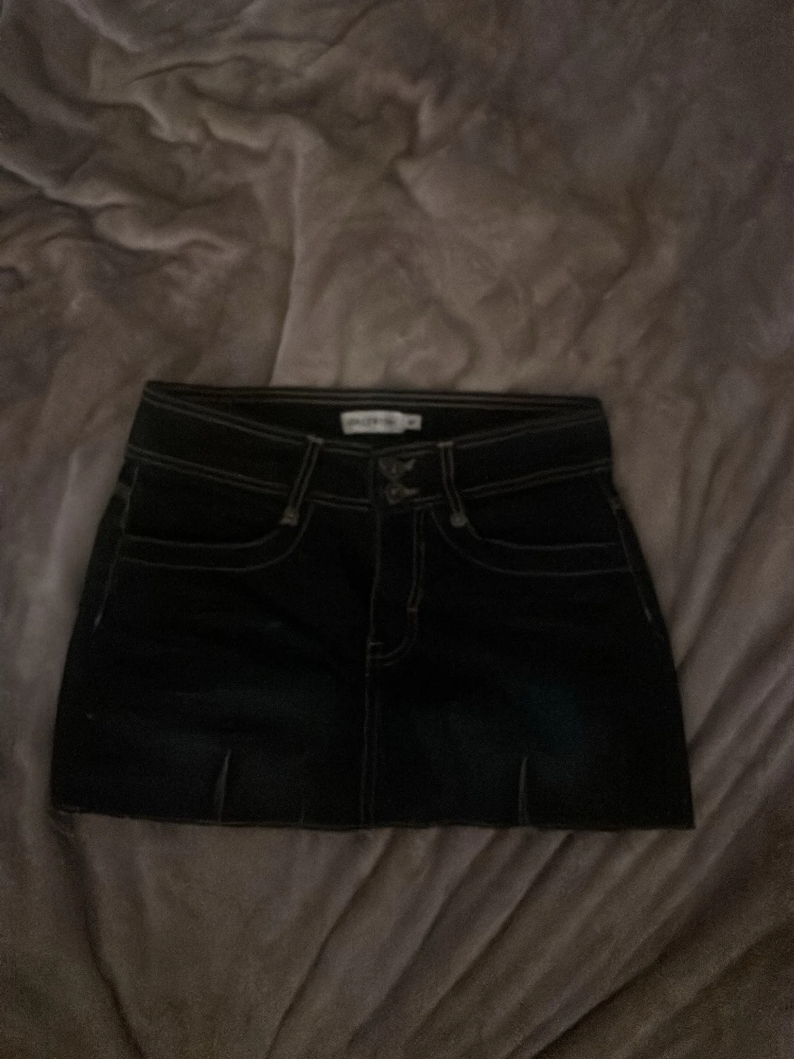 Svart jeanskjol med vita sömmar - 1