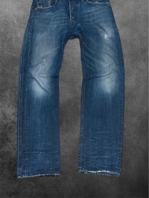 VINTAGE DIESEL JEANS - Säljer ett par riktigt feta diesel jeans i modell darron. Dessa har en sjukt snygg tvätt och väldigt  fina detaljer. Byxorna är i storlek W29 L34 men sitter mer som W29-30 och L32. Det finns ett hål vid låret typ som ni kan se på sista bilden, men jag tror att det är en del av designen. Hör av er vid minsta lilla fundering!🙌