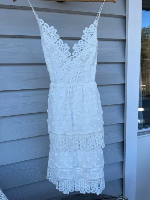 Vit klänning  - Söt vit klänning. Perfekt till studenten.