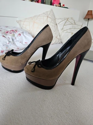  Brun/ pink pumps, stl. 40  från Roselight - RARE FIND! Använda bara en gång.  Klack 15 cm   Italiensk stl 40 Skavanker: tyget ( mocka ) slitningar på tyget, se den sista bilden , annars superfina