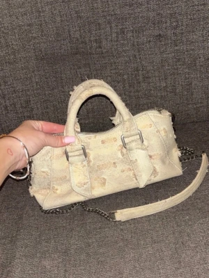 Zara väska  - Trendig beige handväska i deskig canvas med slitna detaljer