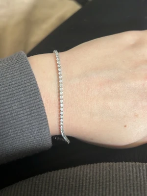 Mockberg armband - Tennis bracelet från Mockberg, fint skick!! Finns Mockberg låda + smyckes påse till.  Har även kvitto på att de är äkta köpt från Mockbergs egna hemsida. Storlek M ( 170 mm +30)