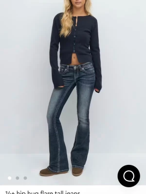 Helt slutsolda jeans - Gina tricot bootcut jeans som är helt slutsolda. Lite slitna i ändorna.