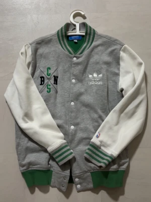 Boston Celtics collegejacka  - En Boston Celtics collegejacka från adidas köpt i Boston. Använd några få gånger. Inga problem på varan. Storlek L men kan funka som en stor M också. 