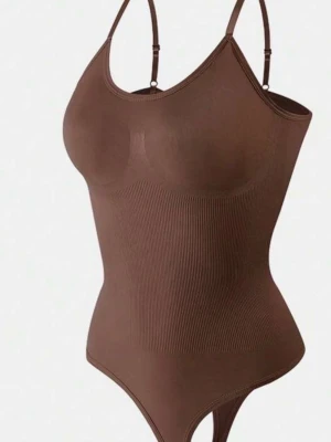 Brun sömlös body med smala band - Snygg brun body med smala, justerbara axelband och rundad urringning. 