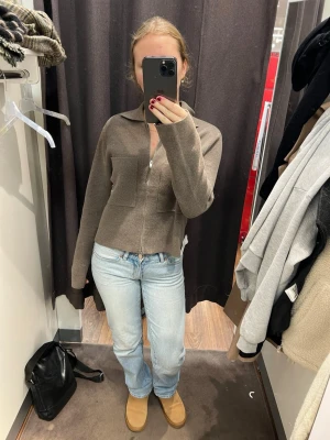 Ljusblå raka jeans - Säljer ett par ljusblå jeans med rak passform och klassisk femficksdesign. Jeansen har normal midja och är tillverkade i denim. Perfekta för dig som gillar en enkel och clean stil. Märket är abrand❤️