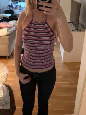 Randig halterneck linnetopp - Säljer en fin sammartopp i bra skick, öppen i ryggen med snörning runt halsen.🥰