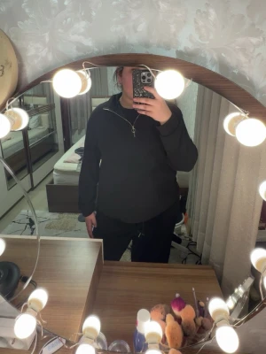 Svart kofta med dragkedja  - Säljer en svart, bekvämt tröja med dragkedja för jag inte har fått någon användning av den. Tror att den är från Nelly fast länge sen. Aldrig använd! Minns tyvärr inte vart jag har köpt den ifrån. Storlek M. Om du är intresserad skriv till mig innan🥰