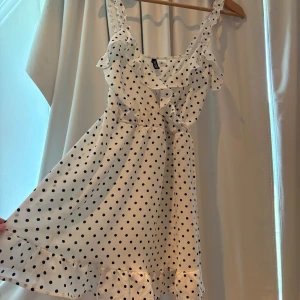 Vit prickig kortklänning från hm - Supersöt vit kortklänning med svarta prickar från H&M💕💕
