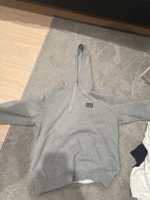 Armani (ea7) hoodie - Säljer nu min mycket fina hoodie ifrån Armani. Hoodien är i storlek M och är i ett mycket bra skick. Priset är inte hugget i sten så det kan gå att diskuteras! Hör av er för fler bilder😊
