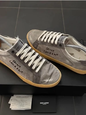 Saint Laurent skor - Säljer nu dessa otroligt feta saint Laurent skor! Skick 7/10 har en skada på båda skorna, sulan har lossnat lite - kolla bild 5.  Storlek 42 men passar allt från 41-43. Dessa skor är sjukt unika och svåra att få tag på! De har en vintage look med slitningar. Allt og ingår + kvitto! Hör av dig om du har några frågor