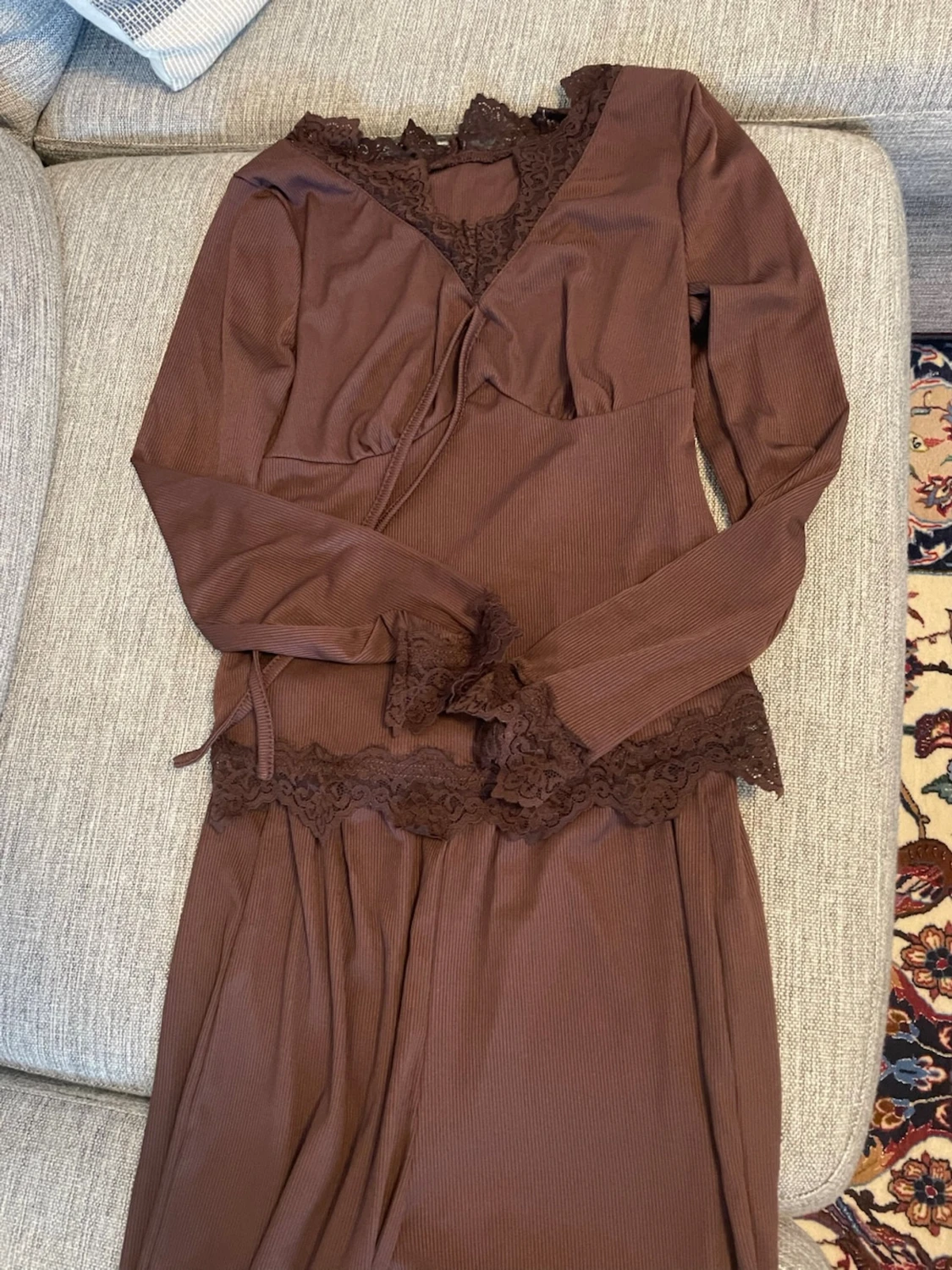 Brun pyjamas med spetsdetaljer - 2