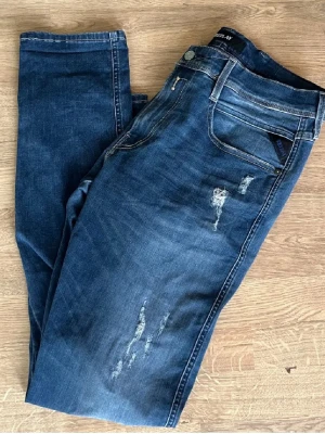 Replay blå slitna jeans herr - Säljer ett par blå jeans från Replay med snygga slitningar. w30 L32 pris:439 hör av er om ni har några frågor eller funderingar.