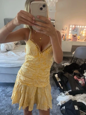 Populär gul Zara klänning  - Söt gul kortklänning med smala axelband och volangkjol❤️Vinted : mollyarvidsson 😘