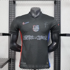 Svart FC Barcelona x Nike matchtröja - Säljer en svart FC Barcelona matchtröja från Nike med klubbens emblem på bröstet och röd/blå detaljer på sidorna. Tröjan har en unik Travis Scott-design med grafiskt tryck på framsidan och Nike-logga i rött. Perfekt för dig som vill sticka ut på planen.
