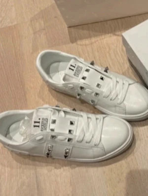 Skor - Köpta från vinted så inga ”garantier” så att säga. Säljer dem för att jag köpte fel storlek. Aldrig använda! Kontakta mig privat för frågor:)