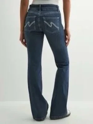Blå bootcut jeans från Nelly  - Säljer dessa jeansen för att de inte kommer till användning men de är helt nya utan prislapp super fina med vit detalj på fickorna💕