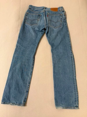 Levi’s 551 - 28/32 - Sjukt snygga byxor från Levi’s! | Mycket fint skick! (Små slitningar vid ankeln endast!)| Storlek: 28/32 | Nypris: 1249 kr | Perfekta till våren! 🌿 | 10% vid köp av 2 varor! | Vid frågor eller funderingar finns jag i DM! 📩 Mvh CVB Closet