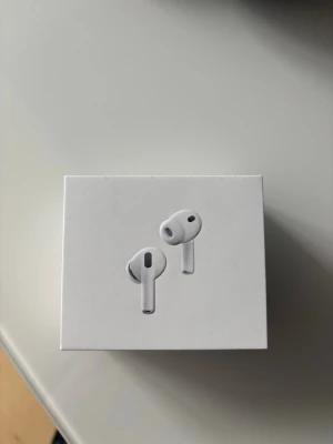 Apple AirPods Pro 3 trådlösa hörlurar - Säljer ett par vita Apple AirPods Pro 3 med stilren design och kompakt laddningsetui. Hörlurarna är trådlösa och har in-ear passform, perfekt för musik, samtal och gaming. Levereras i originalförpackning. Helt nya oöppnade/nypris cirka 2500 kr