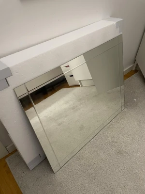 Ikea spegel två st - Säljer en stor, rektangulär spegel med stilren design och tunna, eleganta kanter. Spegeln har en modern look och passar perfekt som inredningsdetalj i sovrum, hall eller vardagsrum. Glasytan ger ett klart och snyggt intryck.