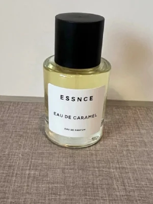 ESSNCE Eau de Caramel parfym - ESSNCE Eau de Caramel är en parfym med söt karamell-doft. Endast testad så den e typ full, se bild 2