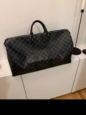 Louis Vuitton keepall 55 - Louis Vuitton keepall 55. Väldigt bra skick, oerhört lite använd. Axelrem tillkommer. Pris kan diskuteras lite vid snabb affär