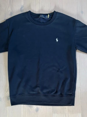 Ralph lauren - Mörkblå Polo Ralph Lauren tjocktröja i storlek S. Mycket bra skick 9/10 Inga defekter alls. Säljer då den är förliten för mig tyvärr.   Bara att skriva vid minsta fundering eller för fler bilder/ priset är inte hugget i sten!