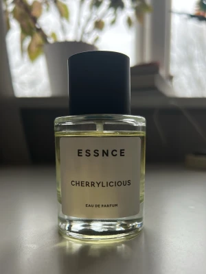 Essnce  - Essnce parfym - Cherrylicious! Ca 90% kvar i flaskan, motsvarar ca 45 ml. Prisvärd doft med fruktiga och varma noter, perfekt mängd unikhet!