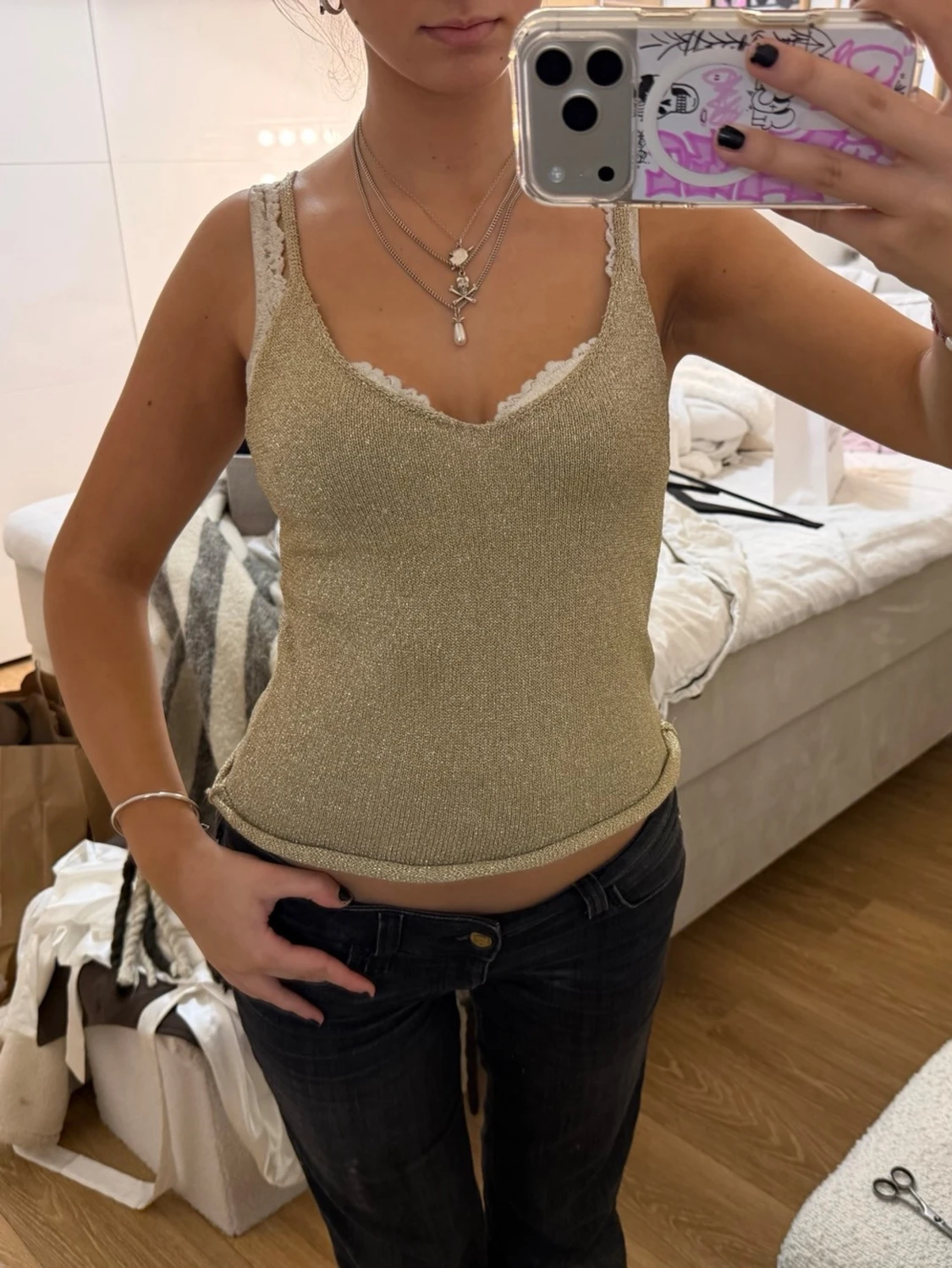 Guld-Glittrigt linne med V-ringning! Pris kan diskuteras!;)