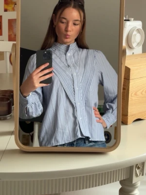 Randig Skjorta - Jättefin randig skjorta från Minus perfekt till våren🤩 Bra skick!