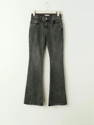  utsvängda jeans från Gina Tricot - Grå/svarta jeans från Gina Tricot i strl 34, bra skick. 