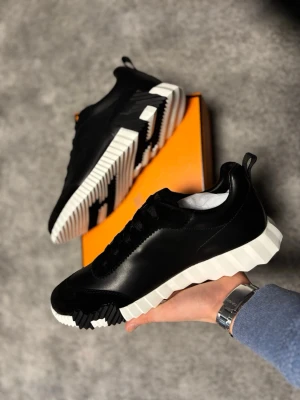 Svarta H Bounce Sneakers - Säljer ett par snygga H skor Bounce Sneakers i klassisk svart/vit colorway. Ett tidlöst och eftertraktat par med lyxig känsla och bekväm passform. 🖤 Färg: Svart/Vit 📏 Storlek: 44 💰 Pris: 1 999 kr