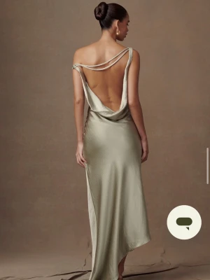 Ljusgrön balklänning  - Jätte snygg klänning, aldrig använd med prislappen kvar. Säljer eftersom jag hittade en annan😍. Nypris 1700