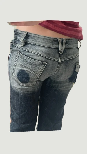 Unika Jeans  - Unika jeans i mörk tvätt med blekta partier.  Bootcut och tajta vid rumpan! Är 163cm lång för referens. De är insydda vid midjan och bild finns på det. Mått: midja 38 cm rakt över, innerbens längd 73cm Skriv om du har frågor. 