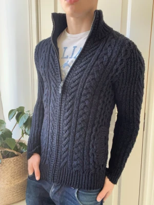 Superdry knitwear full zip / cardigan  - Superdry knitwear full zip / cardigan - Inga defekter! Modellen i bilderna är 180 cm 75 kg och bär Storlek S, rekommenderar inte för större  , Kom med frågor! 🌟 (Kan gå ned i pris vid köp av paket 😉) 