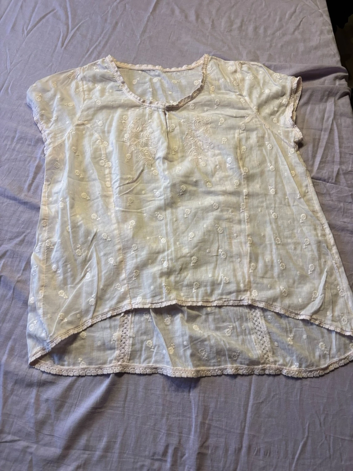 Vit broderad blus med spetsdetaljer