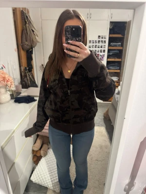 Zip up hoodie - En super fin vintage zip up hoodie från märket emilio. Hoodien är camo mönstrad och i storlek M!💕