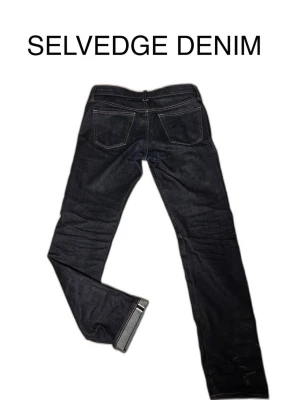 Selvedge Jeans - Mörkblå selvedge jeans med riktigt snygg fade. Japansk denim🇯🇵 Tydliga whiskers och naturligt slitage som ger fett mycket karaktär🔥  Klassisk selvedge-ID vid uppvik. Slim/straight fit – sitter clean och formar sig nice efter kroppen. Bra skick, inga hål, bara snygg wear. Vid minsta fråga eller fundering är det bara att höra av sig!  Perfekta för dig som gillar raw/selvedge denim med liv              Inseam: 84cm.        Midja: 40 cm. ( mått kan vara av med nån cm)