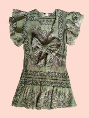 Grön blus  - Grön blus köpt secondhandhand!! Blusen är i ett tunt material och banden går att knyta upp💞💞 Märket är kinesiskt och blusen motsvara en strl L, men passar även mig som brukar ha strl S, beroende på hur man vill ha passformen!!