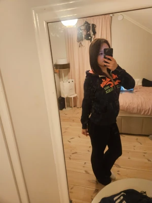 Hollister hoodie  - Jättesnygg marinblå hoodie från hollister, går att styla lite hursomhelt, knappt använd och utan några defekter alls, har dock katt hemma men den skickas iväg nytvättad så det borde inte vara ett problem om du har allergi 🤍 Säljer eftersom jag behöver rensa lite kläder och ej använder den. Var inte rädd att höra av dig om du undrar något!! ❤️❤️