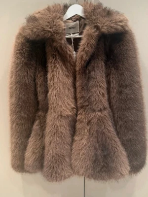 Monki pälsjacka - Säljer den virala fuskpälsjackan från monki i storlek xs. Använd fåtal gånger och  är som ny. Svårt att hitta denna storlek!