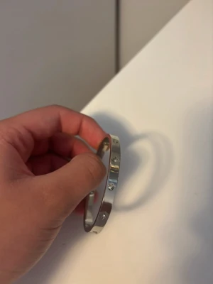 Silver armband  - Obs!! En sten saknas annars skick som på bilderna! Snyggt silver armband för unisex. Kp för bild. Pris kan diskuteras vid snabb affär!