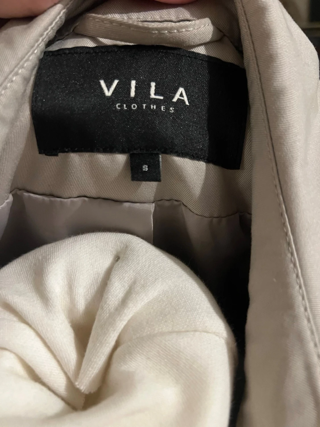 Beige trenchcoat med dubbelknäppning - 3