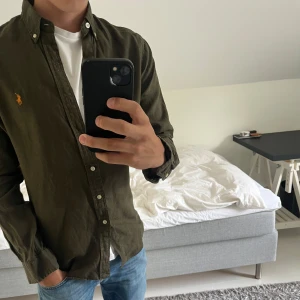 Olivgrön linneskjorta Polo Ralph Lauren - Säljer en olivgrön skjorta från Polo Ralph Lauren i slim fit-modell. Skjortan är tillverkad i linne. Han på bilden är 179cm lång. Skriv för frågor och funderingar😁