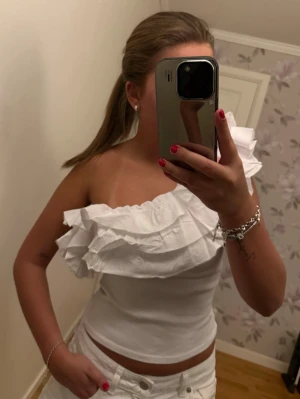 Festtopp - Superfin festtopp från Zara i storlek xs-s! Har en fläck på volangen, har ej testat få bort den!!☺️