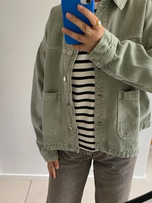 Grön jeansjacka  - Säljer en trendig jeansjacka ifrån Zara i storlek S, den är som helt ny och har inga skador💕