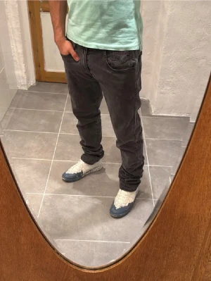 Två par Replay jeans. Mörkblåa och mörkgråa.  - Två par snygga byxor från Replay i storlek W34 i modellen Anbbas 